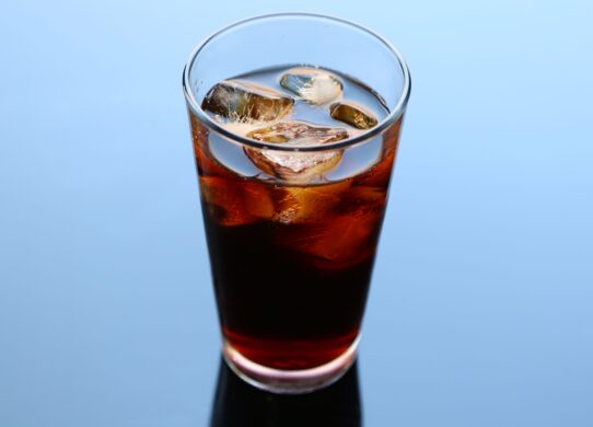 sklenice s cold brew s ledem
